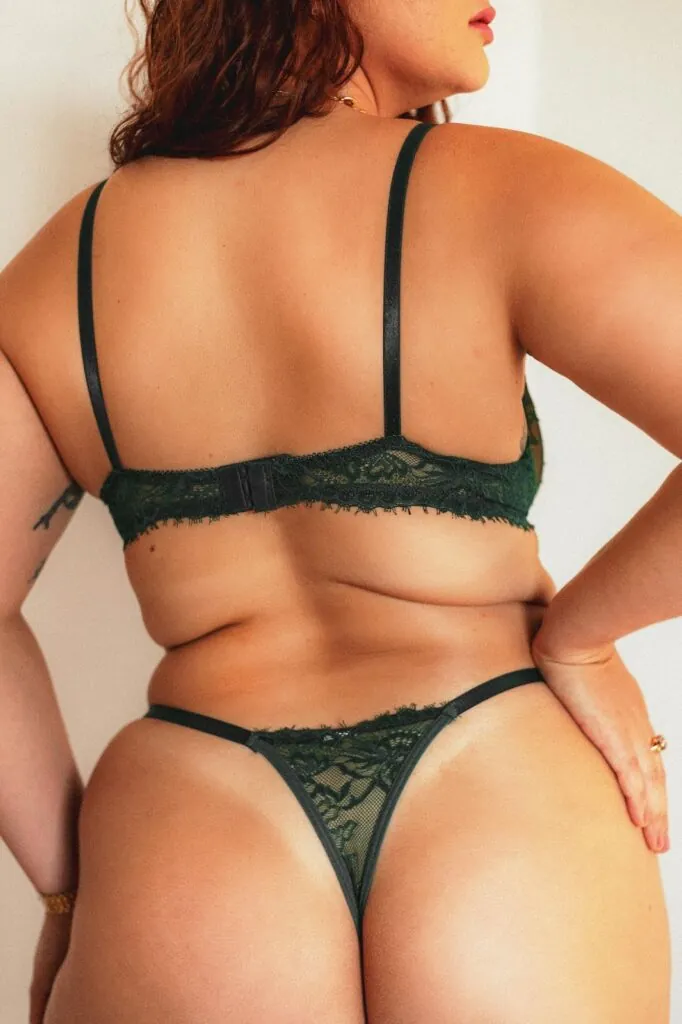 SSBBW-girl-in-green-lingerie